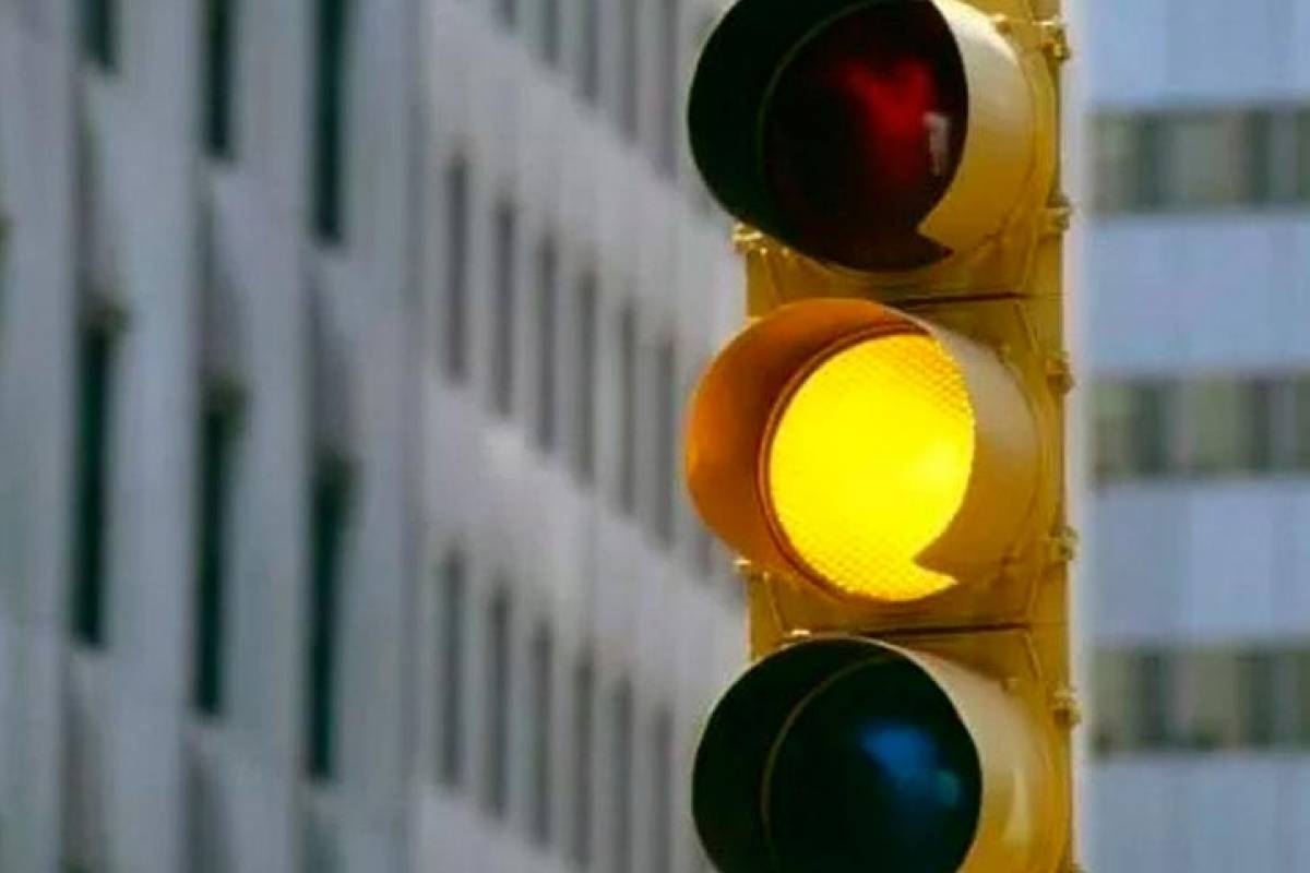 Semáforo amarillo