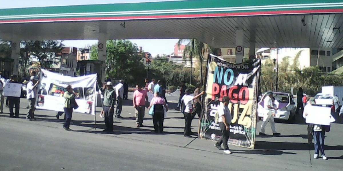 Se manifiesta la ANUEE en gasolinera del DIF