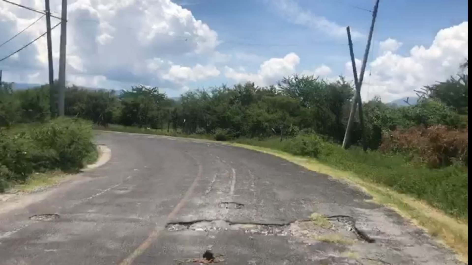 Vecinos de Apancingo denuncian el mal estado del único acceso