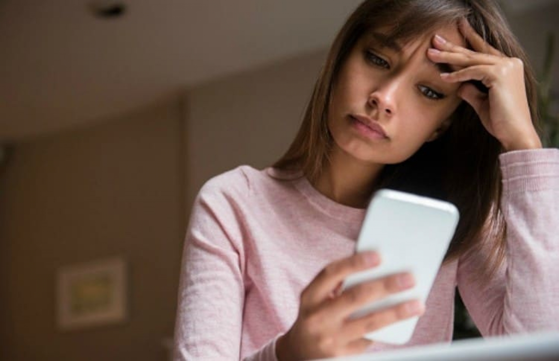 Critican a Apple por hacer teléfonos “demasiado grandes” para manos femeninas
