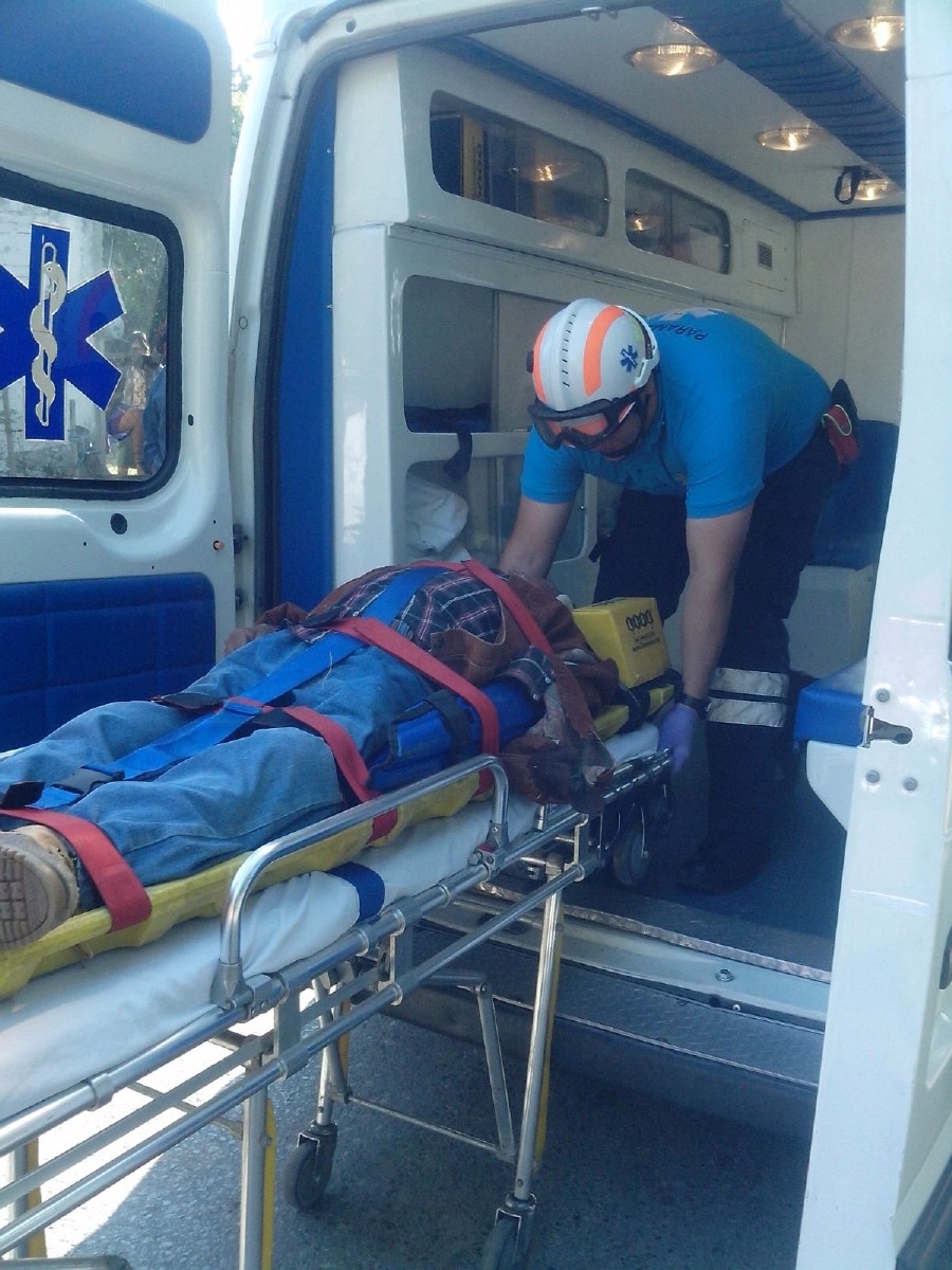 Sufrió golpes y fracturas al caer de un caballo
