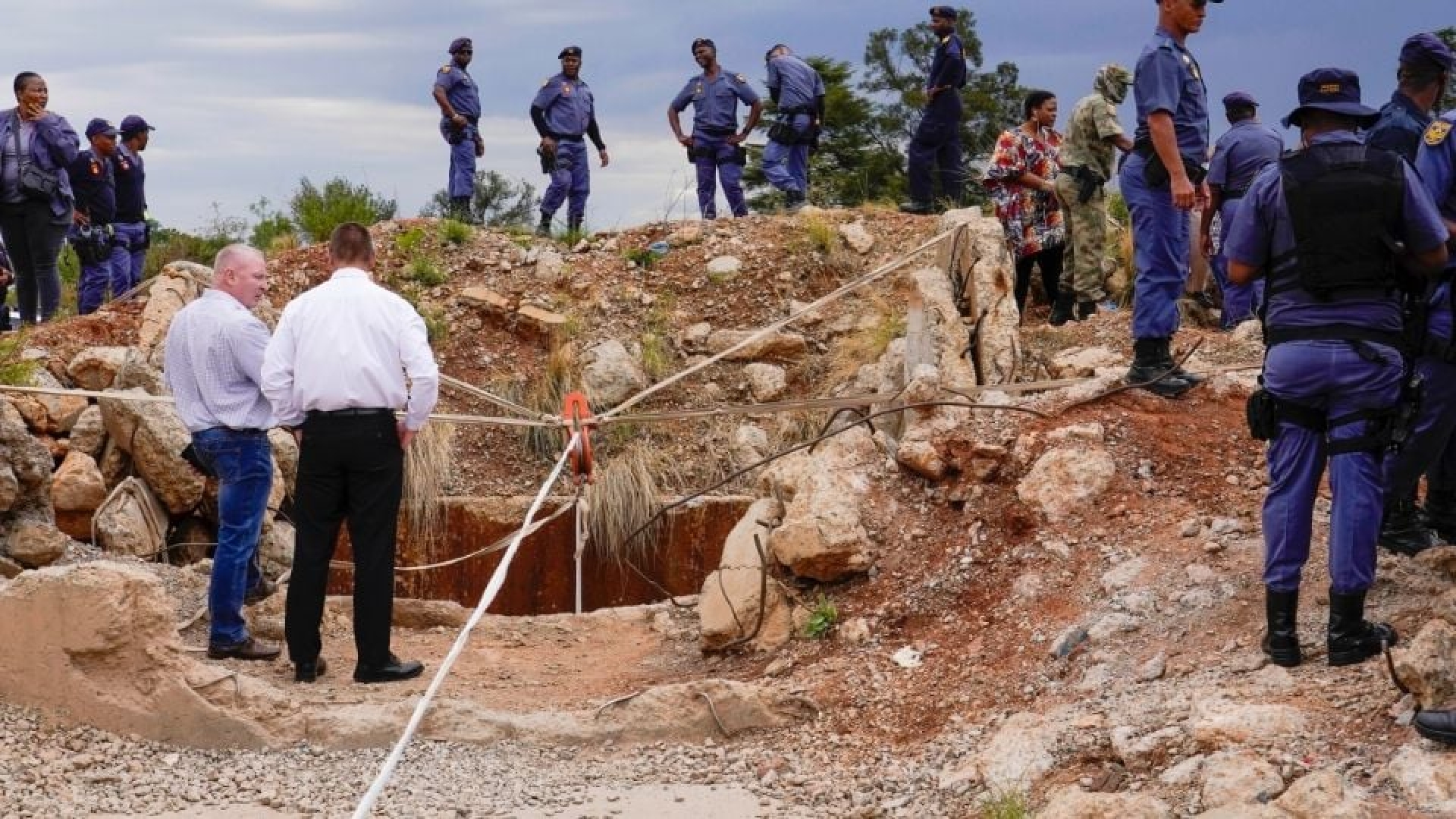 Al menos 100 mineros mueren atrapados en mina ilegal de Sudáfrica