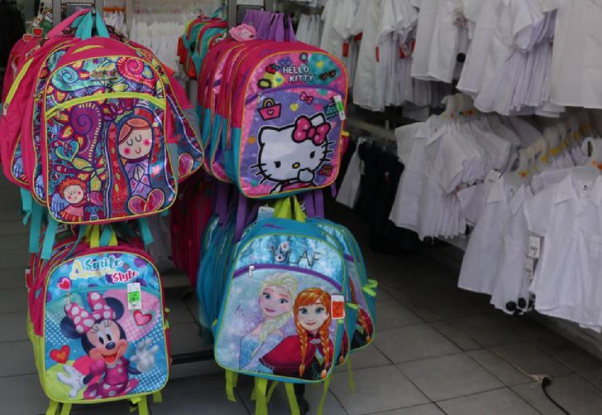 Las mochilas escolares deben ser ligeras; pesar menos del 15 por ciento del peso corporal del menor: IMSS