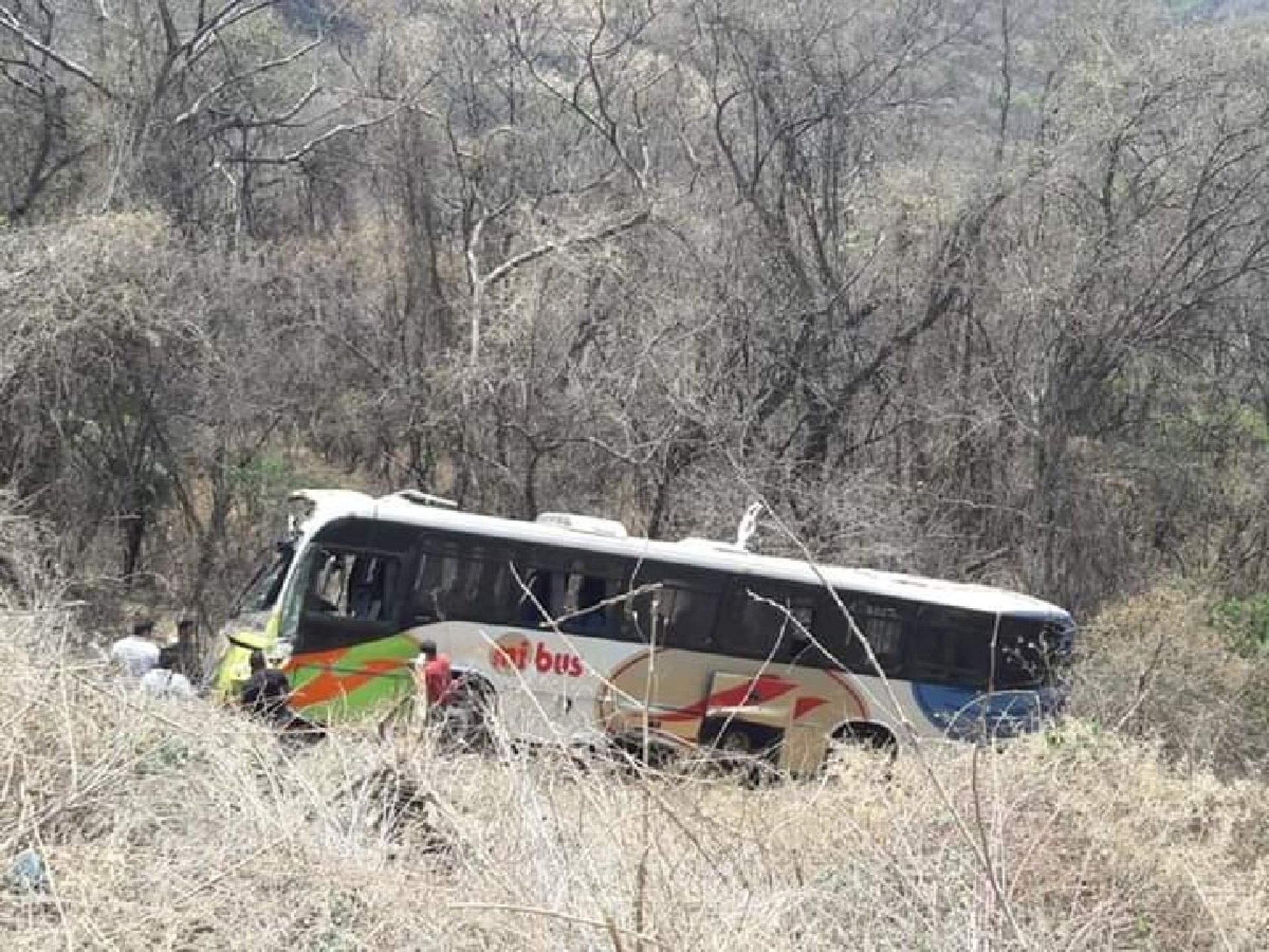 Vuelca camión de “Mi Bus”; hay 30 lesionados