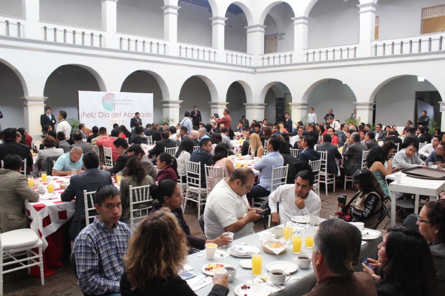 Piden revisar el sistema de justicia penal, en festejo por el Día del Abogado