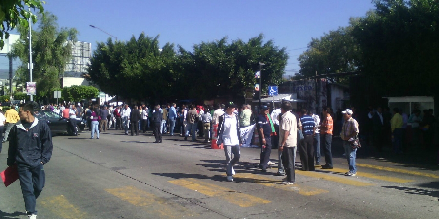 Transportistas se manifiestan frente a la SMyT