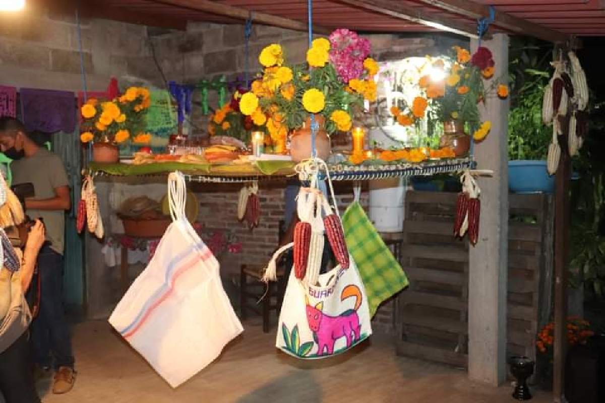 Promueven conservación de ofrendas colgantes