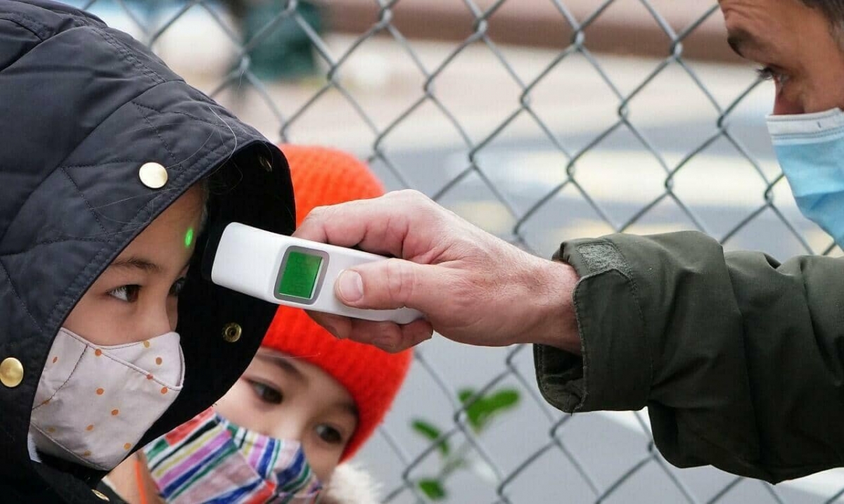 Médicos de Reino Unido recomiendan aplicar vacuna COVID a niños desde 12 años