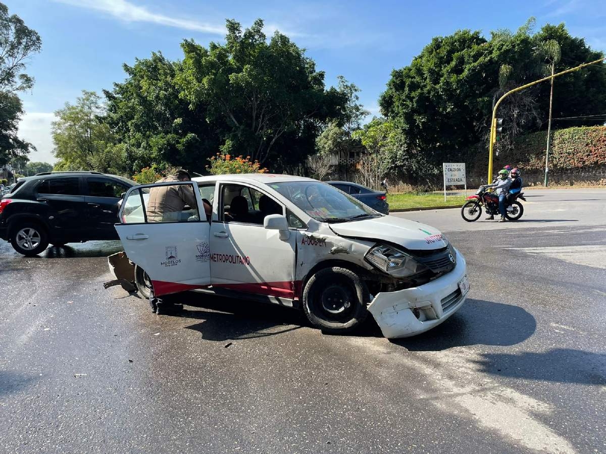 Se impactan dos vehículos en la avenida Teopanzolco