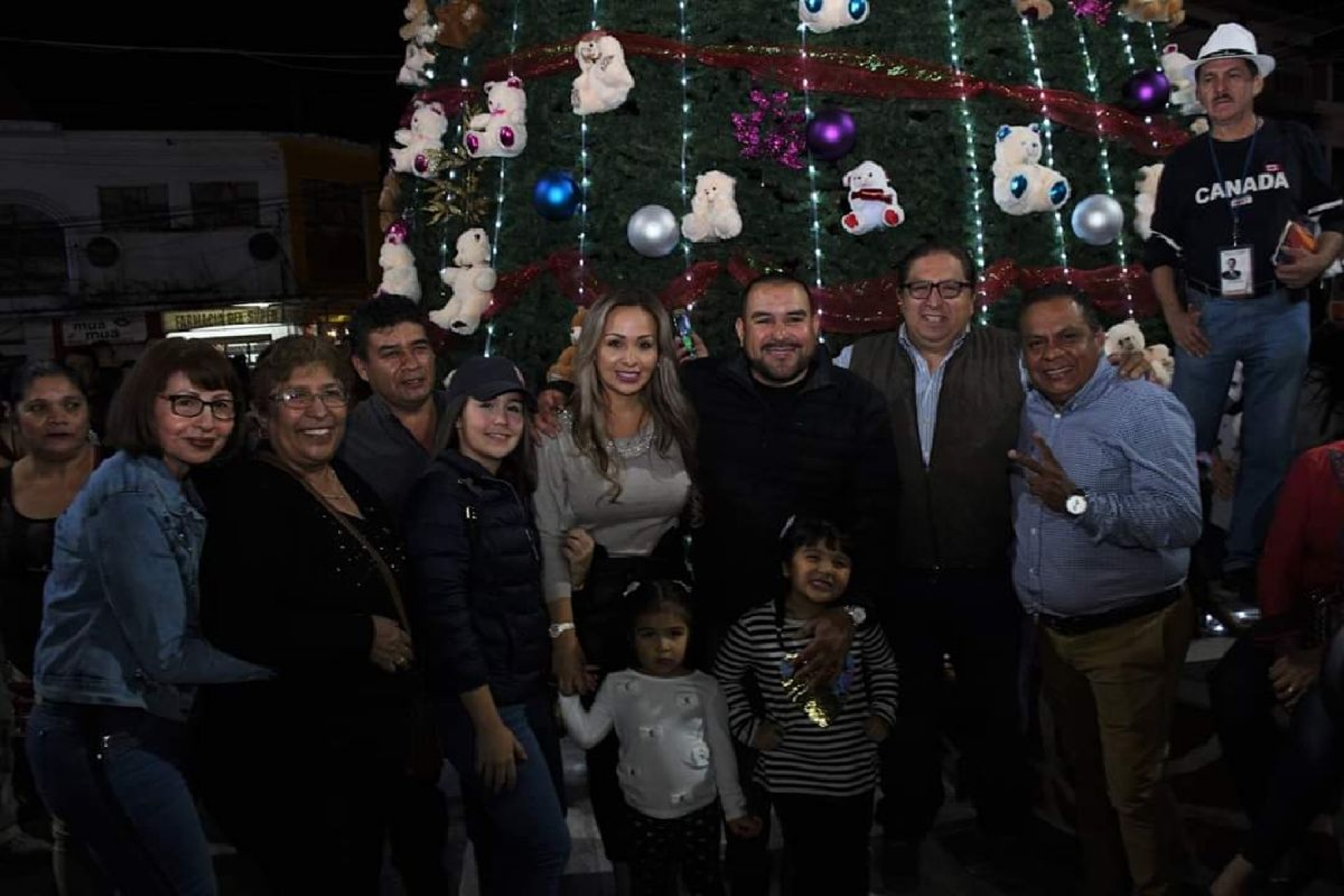 Autoridades municipales encienden el árbol navideño en Yautepec