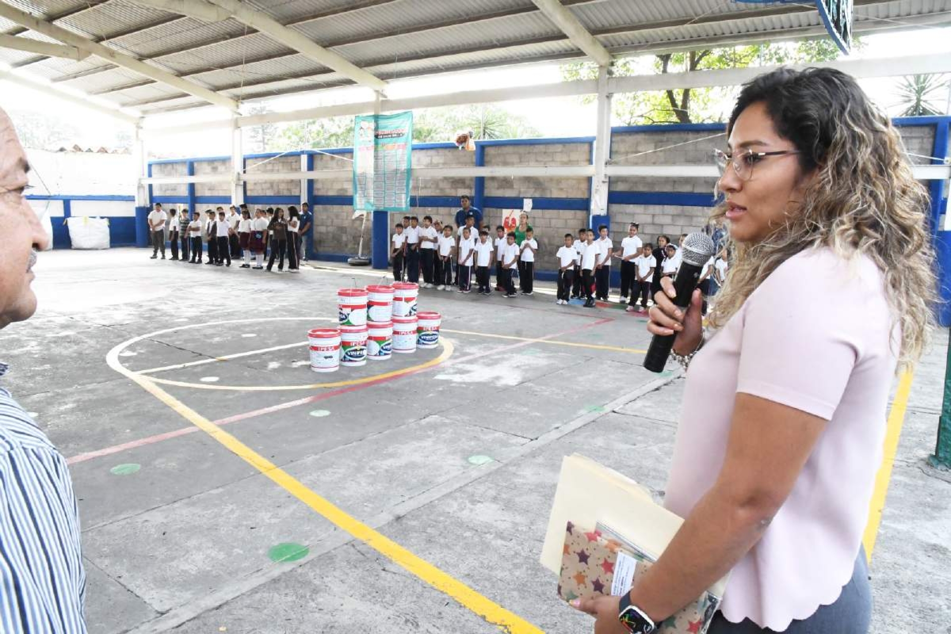 Entrega DIF Cuautla pintura a planteles educativos