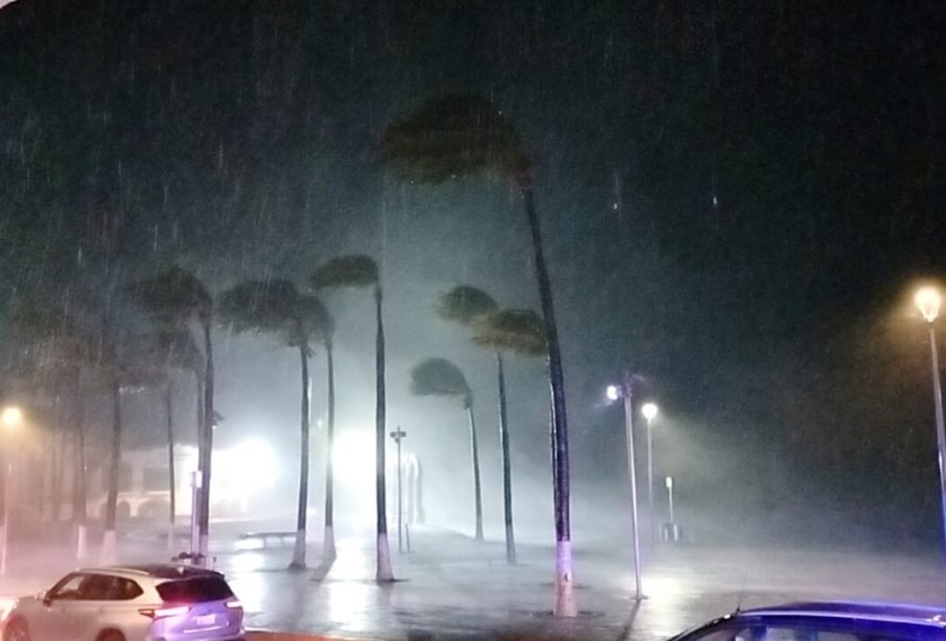 Fuertes inundaciones en Puerto Vallarta tras el paso del huracán 'Lidia'