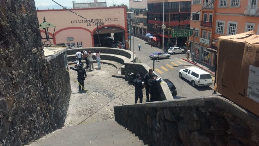 Hallan un cadáver en el mercado de artesanías de Cuernavaca