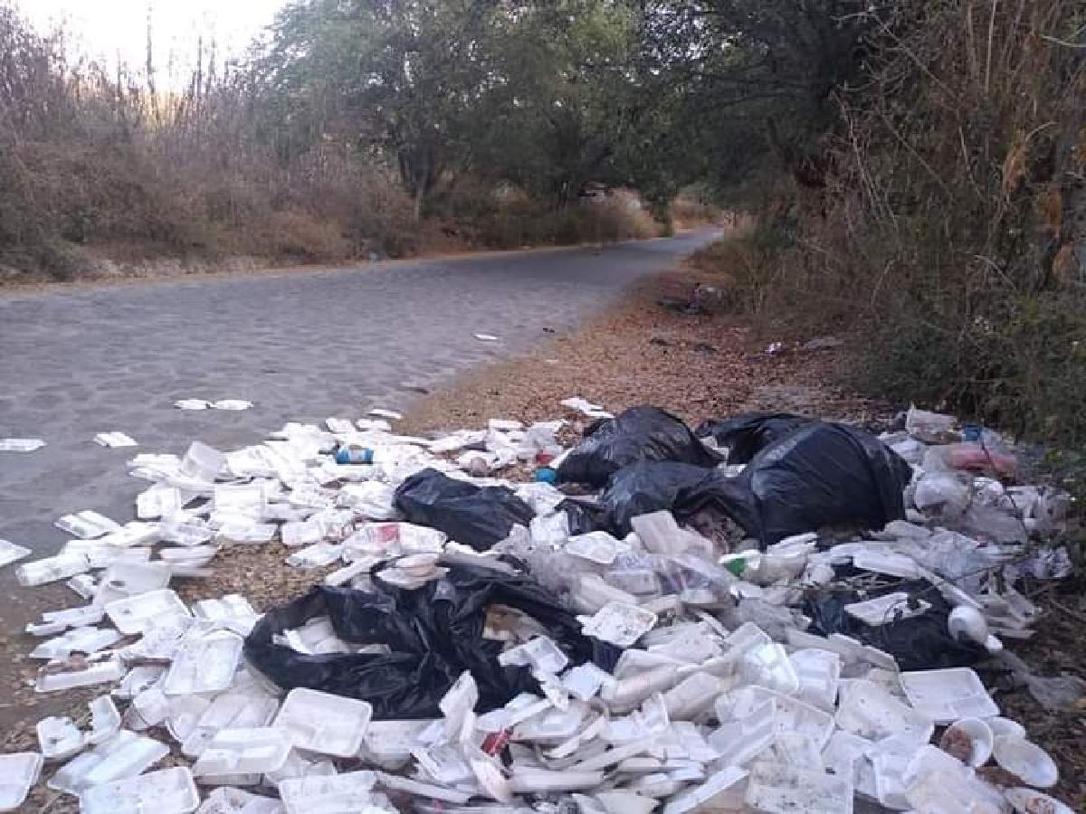 La carretera Interlagos, llena de basura
