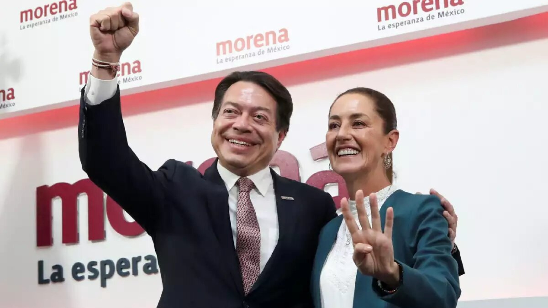 Mario Delgado entrega a Sheinbaum resultados de encuesta sobre reforma judicial