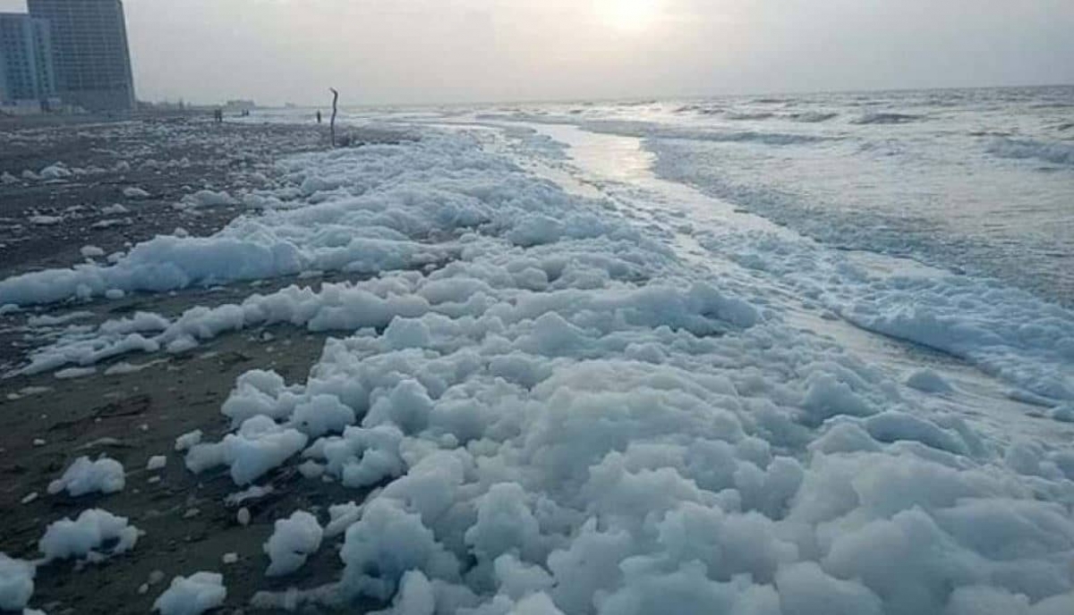 Clausuran playas de Coatzacoalcos por la aparición de espuma