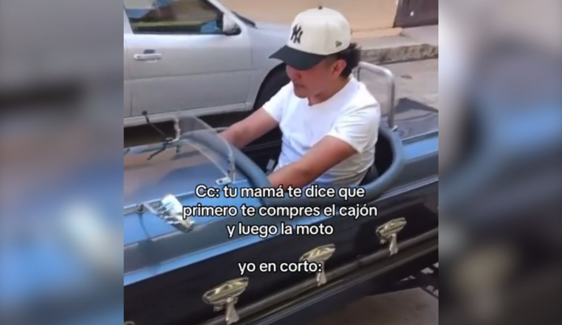 Conductor sorprende con auto en forma de ataúd y desata furor | VIDEO