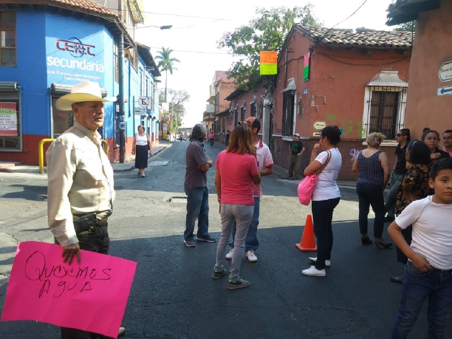 Vecinos de la calle Leyva, sin agua desde hace quince días