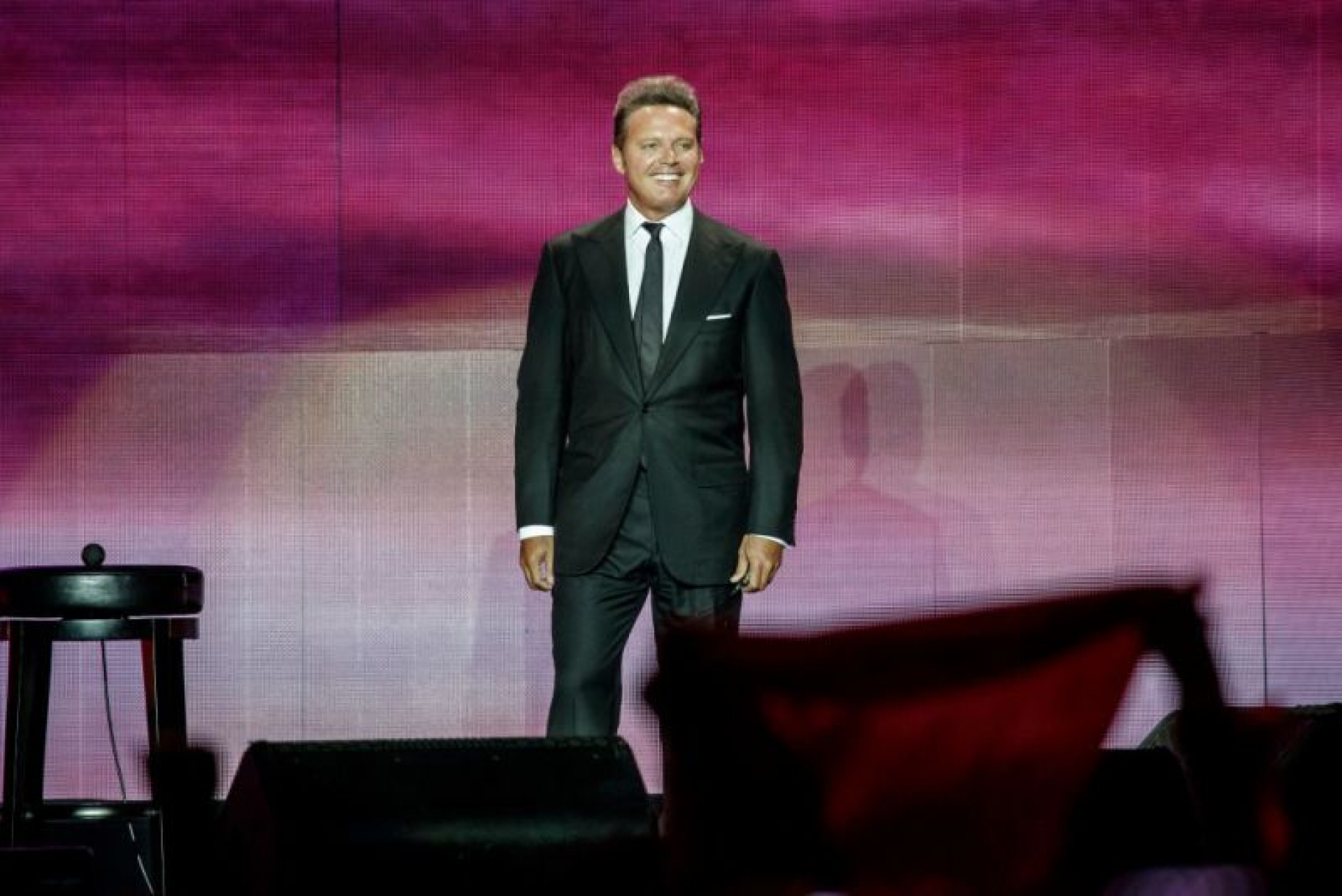 Luis Miguel besa a fan en la boca en pleno show