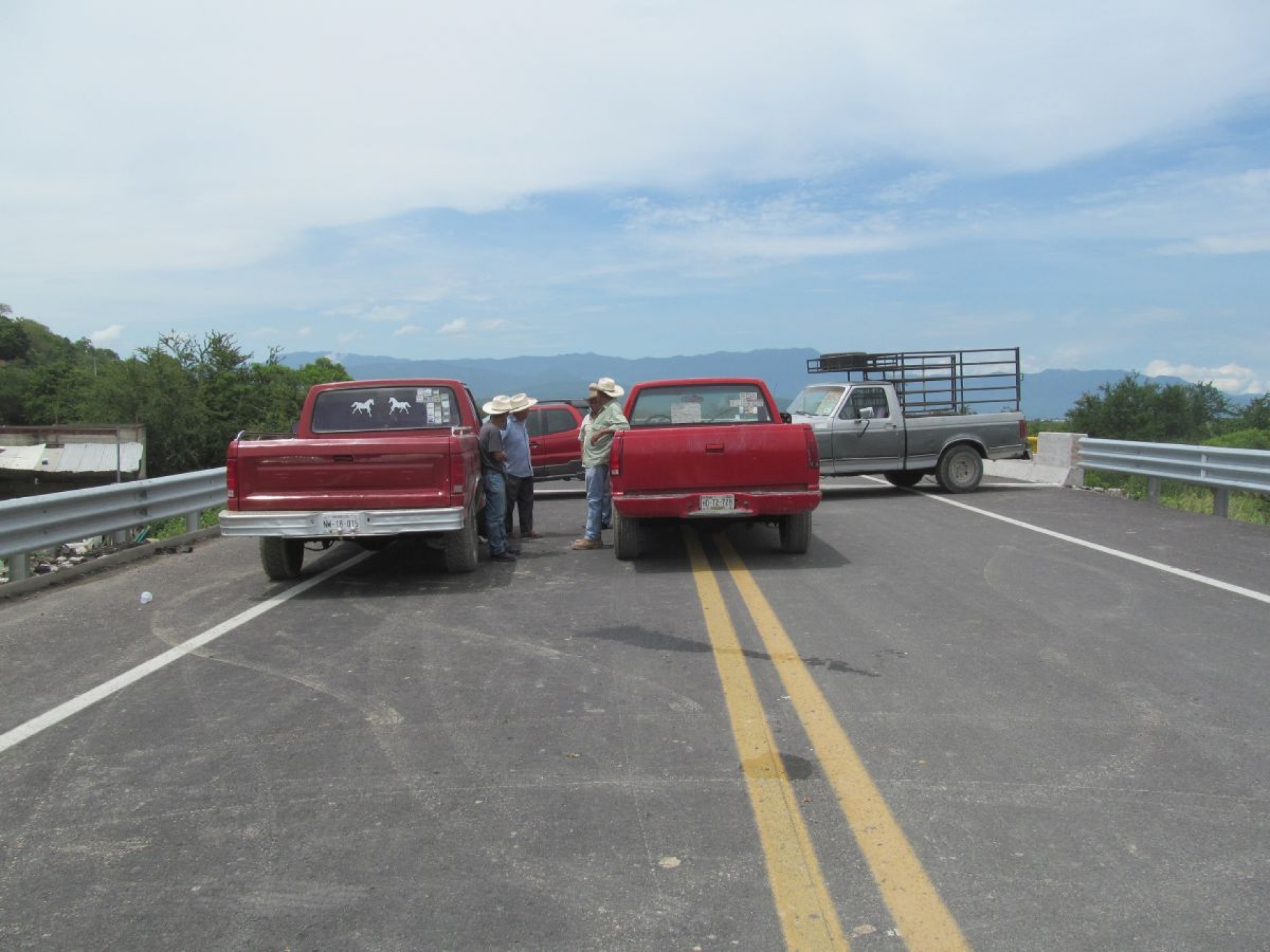 Insisten ejidatarios en que les reparen los daños causados por la autopista Siglo XXI