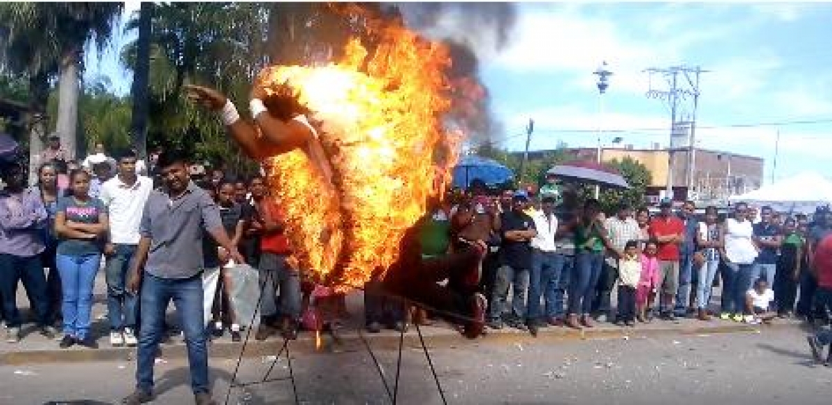 VIDEO: Joven se avienta a aro de fuego y se quema en desfile