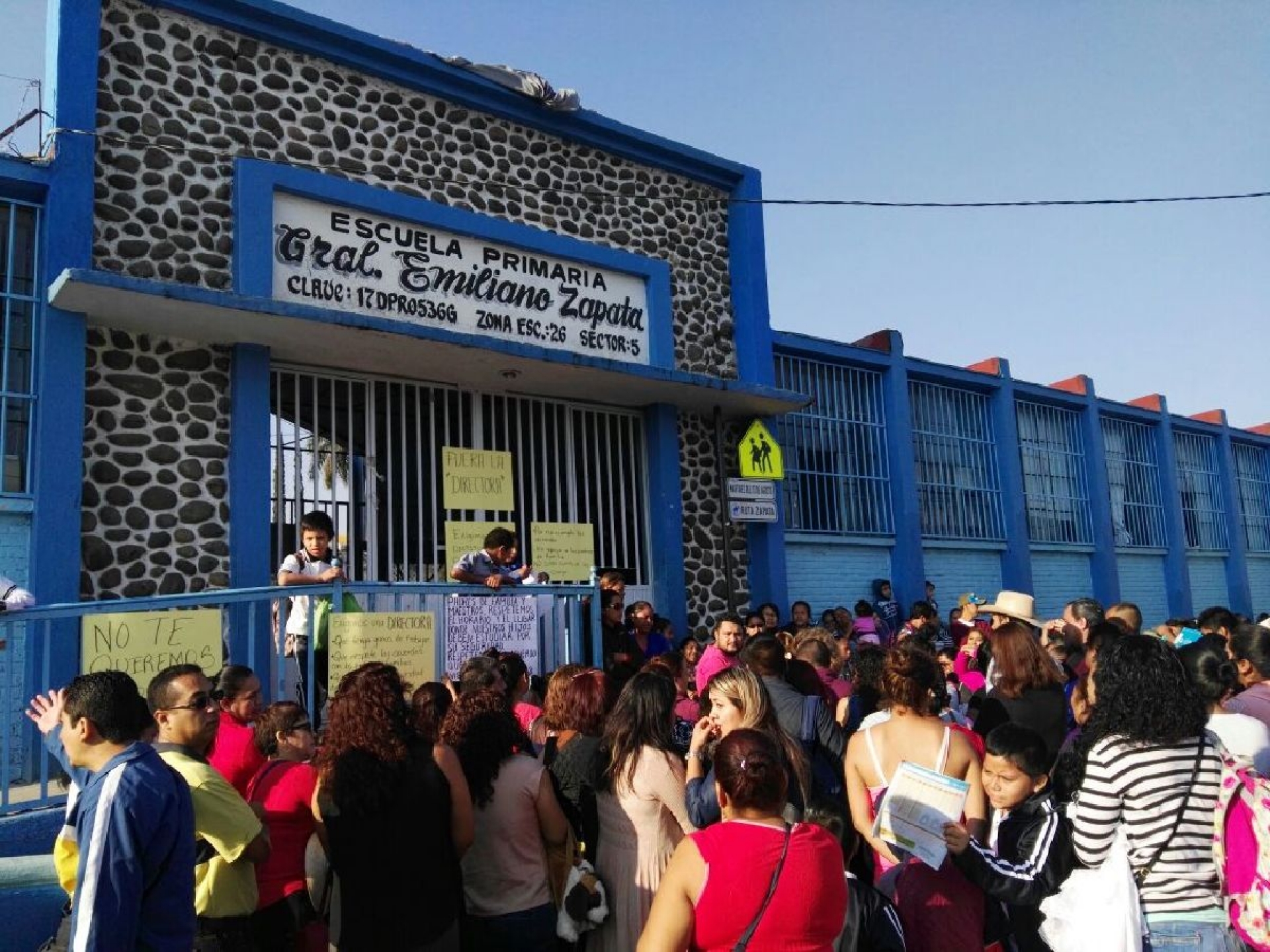 Toman padres de familia una primaria y un jardín de niños en la zona sur