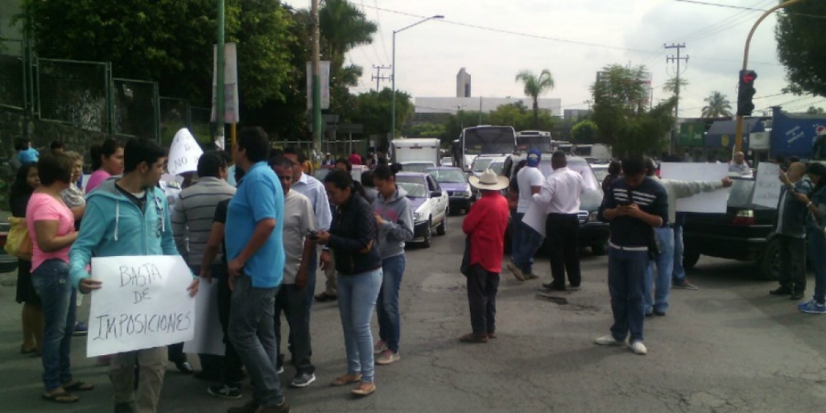 Vecinos y líderes de diferentes colonias bloquean avenida Plan de Ayala, en Cuernavaca