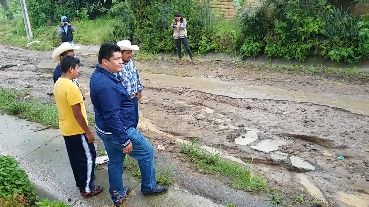 Yecapixtla apoya a productores agrícolas con la rehabilitación de caminos de saca