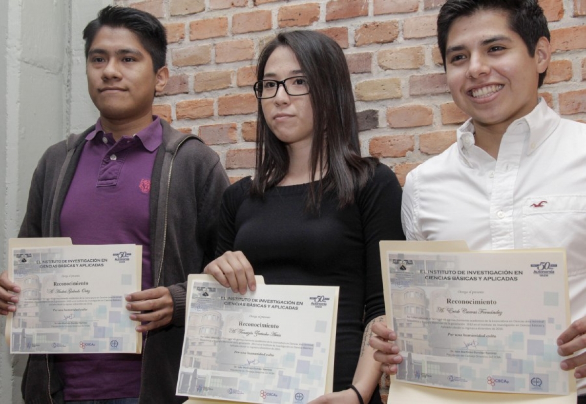 La UAEM entregó reconocimientos a estudiantes sobresalientes