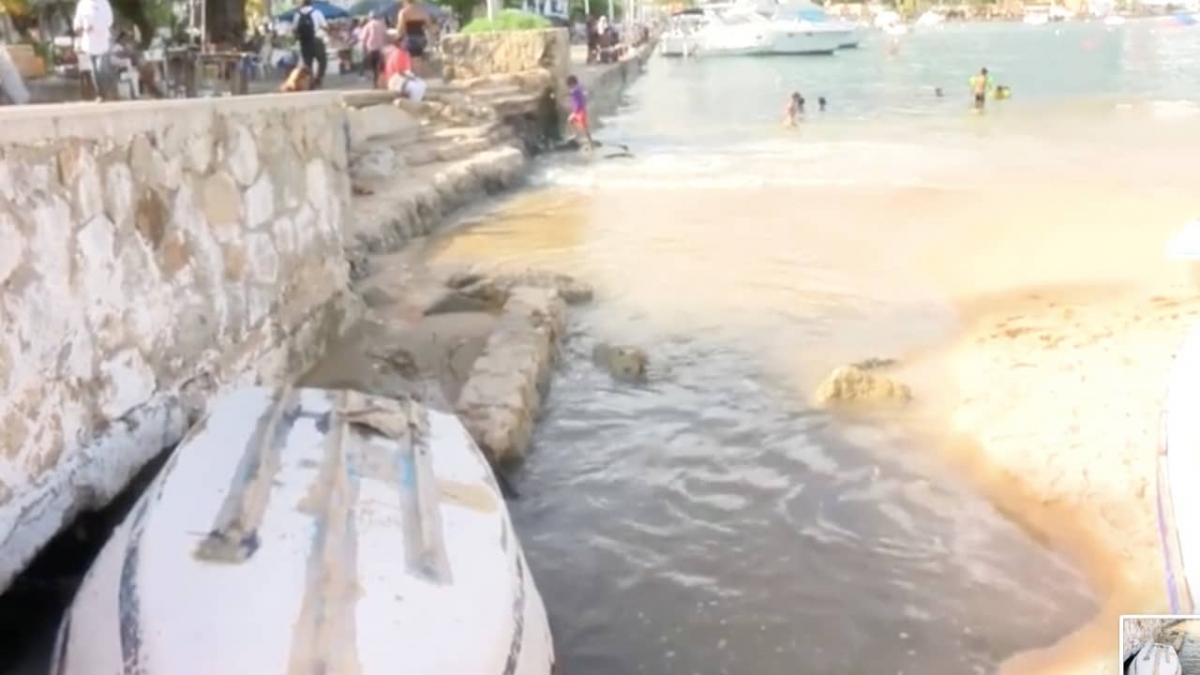 Continúan descargas de aguas residuales en playas de Acapulco