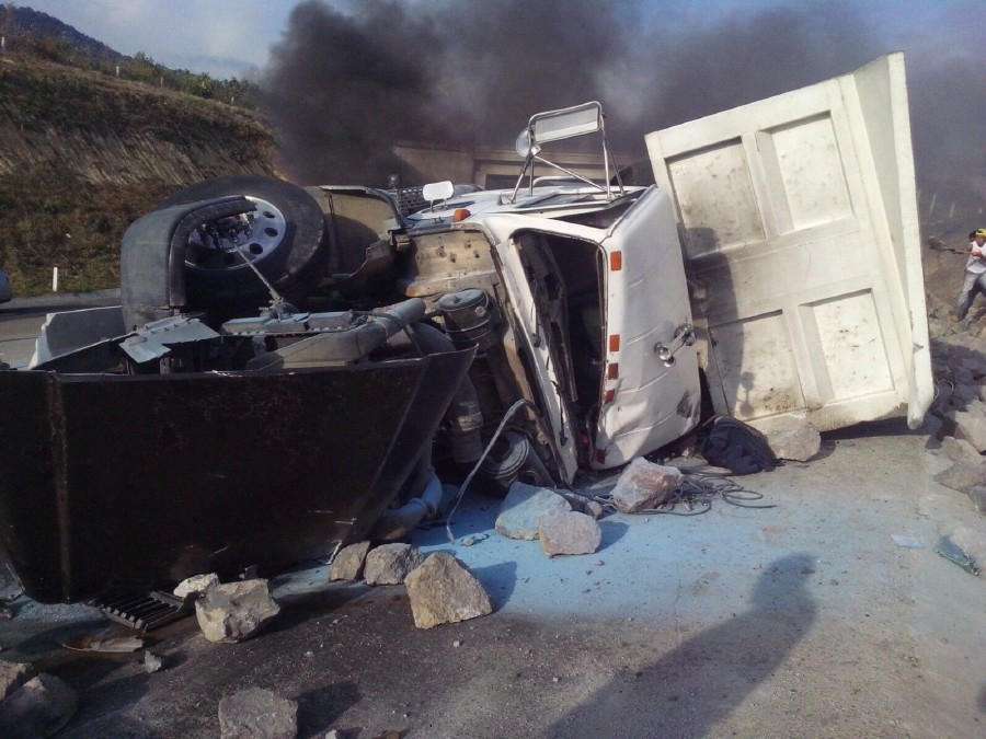 Choque entre un camión y un auto deja tres muertos