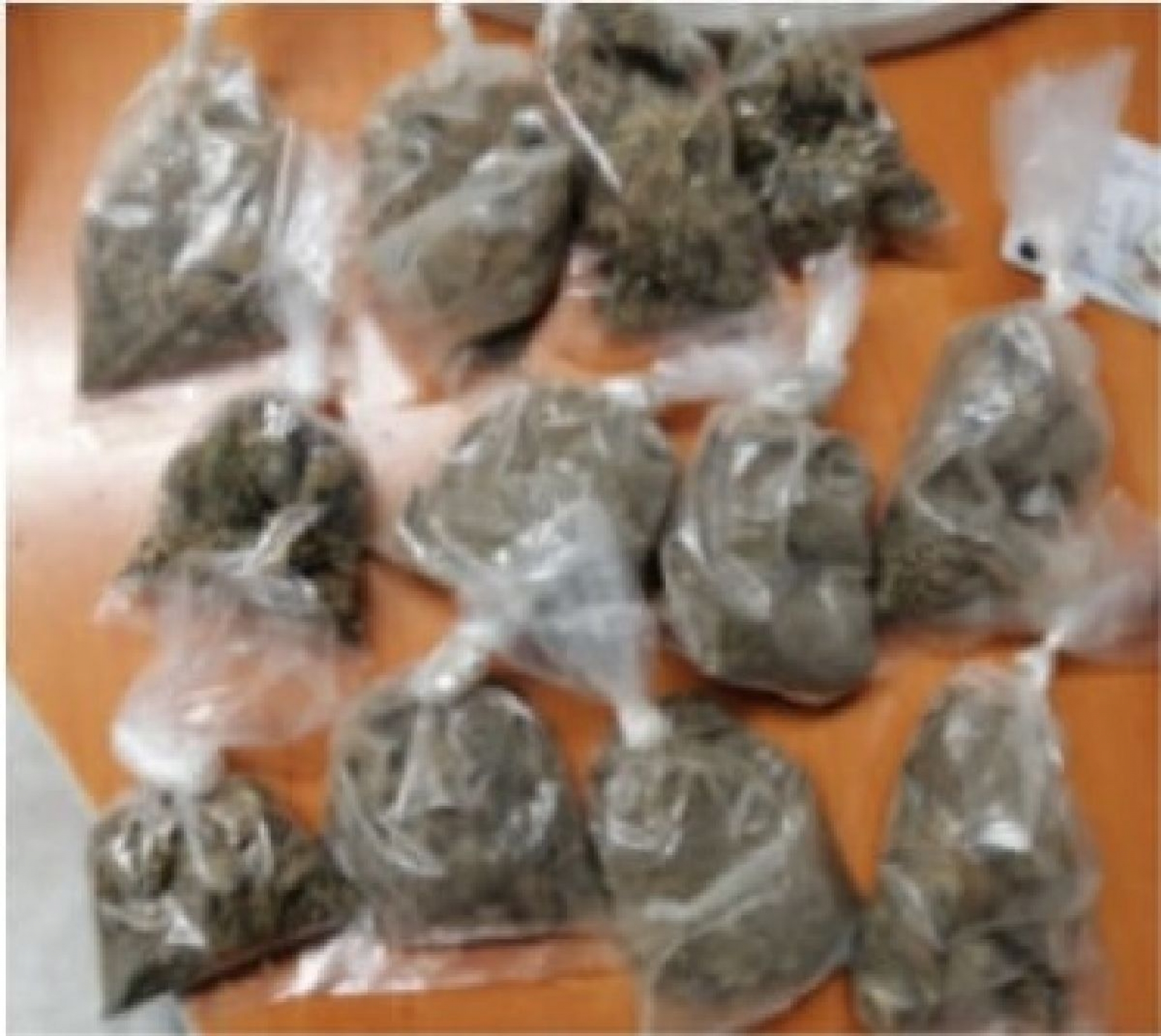 Lo atraparon en presunta posesión de 12 bolsas de droga