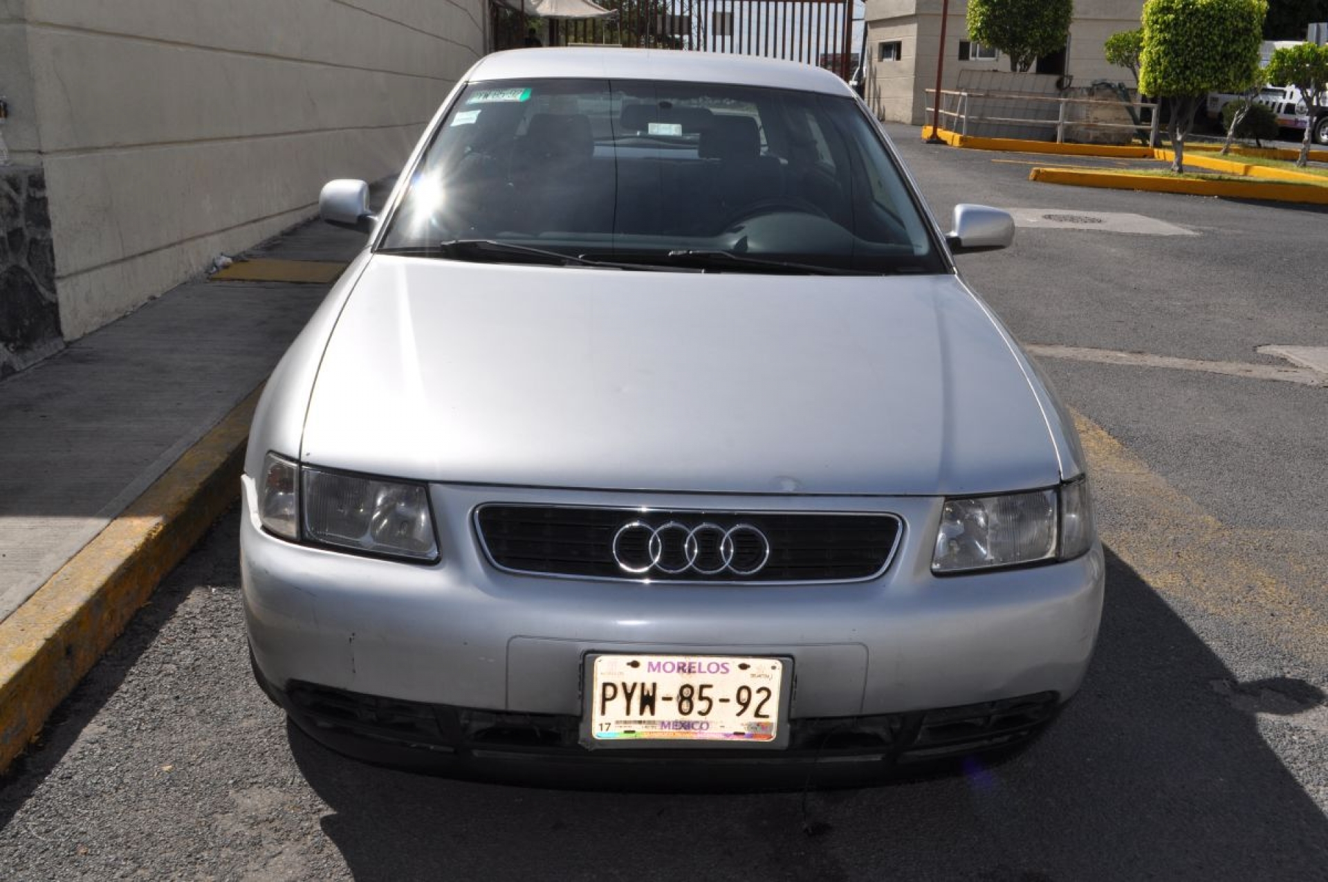 Arrestan a un joven en posesión de un auto robado