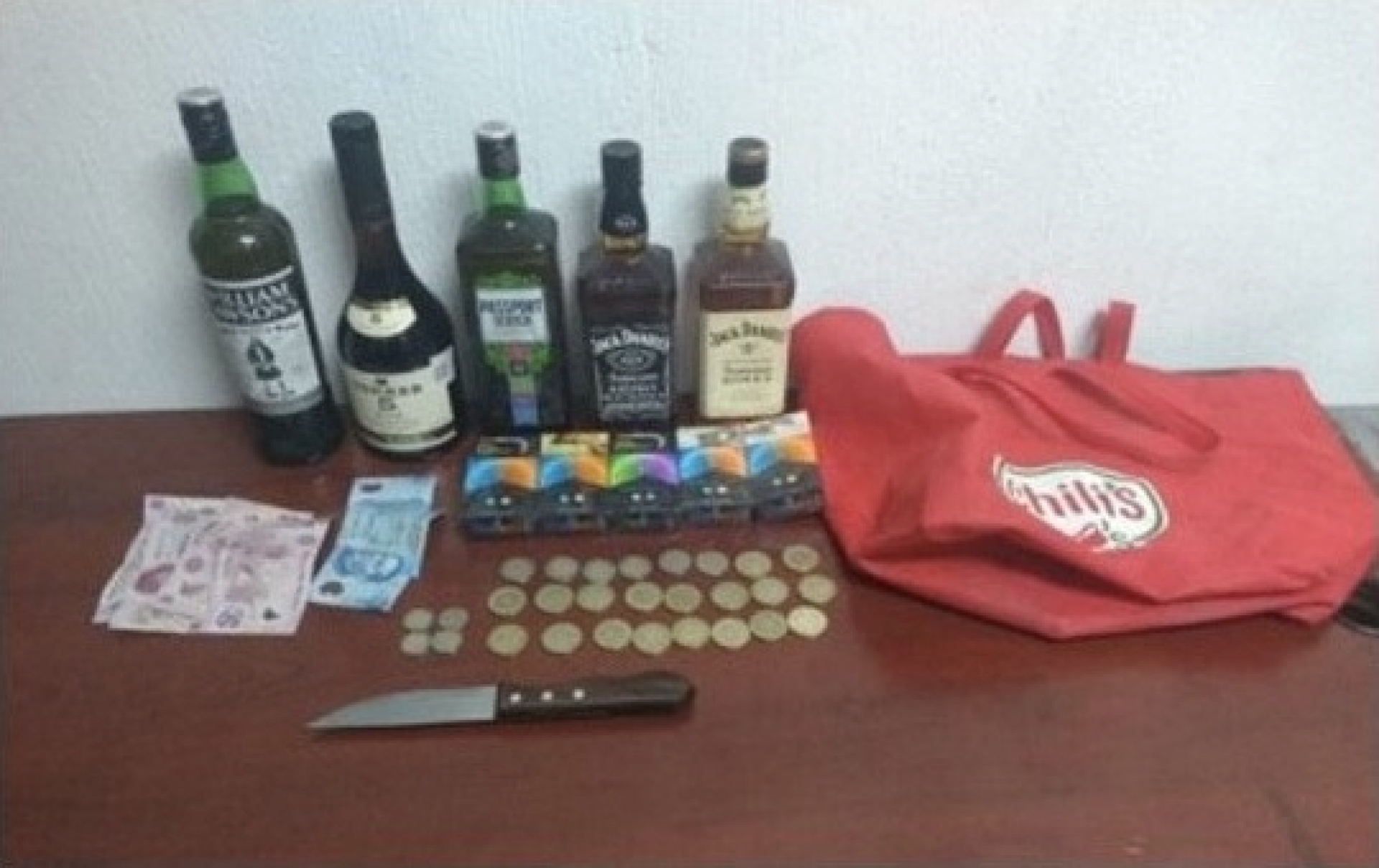 Además de dinero, hurtó licor y cigarros