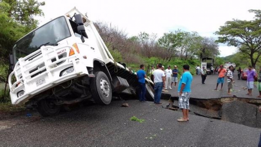 Cae camión en socavón de nueva carretera en Oaxaca