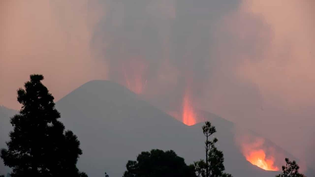 Cúmulo de ceniza volcánica obliga a cerrar el aeropuerto de La Palma