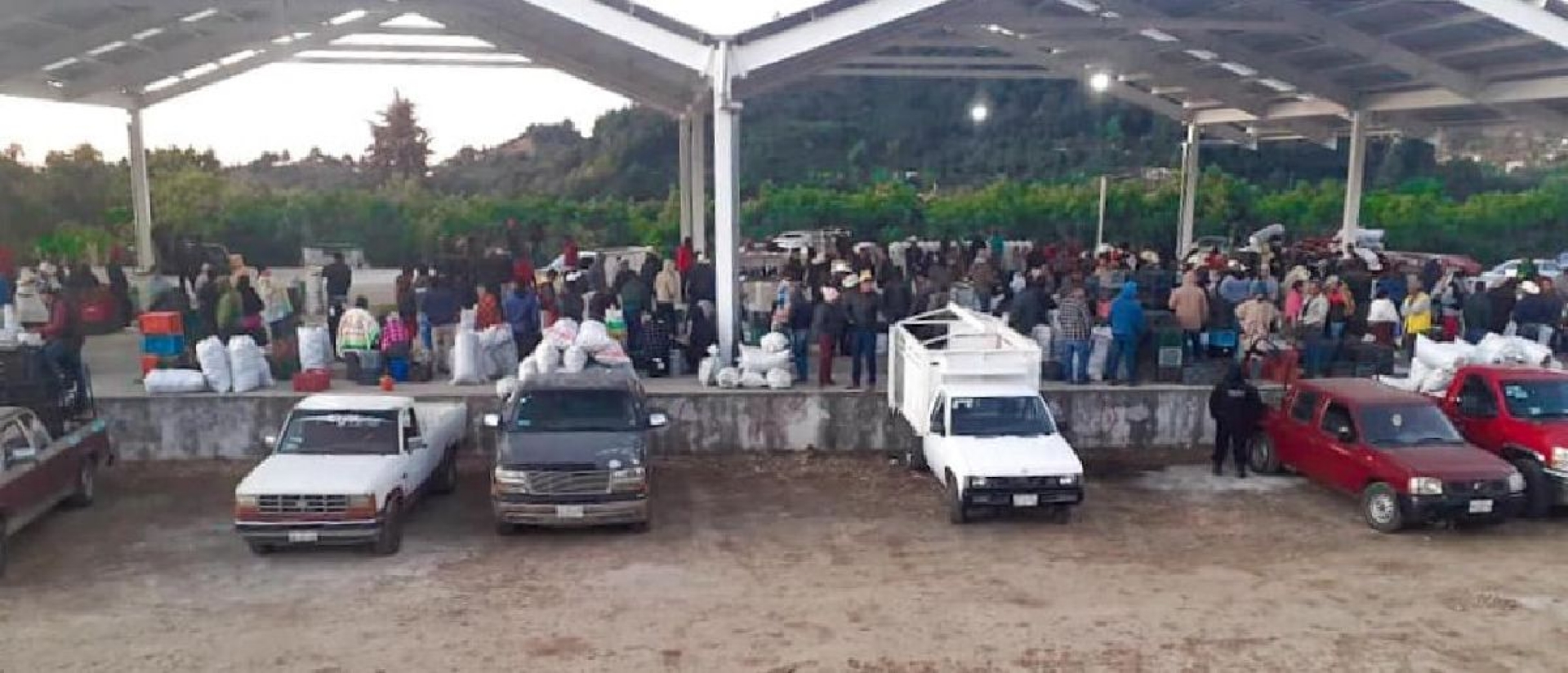 Tras conflicto, ponen en funcionamiento centro de abasto de Tetela del Volcán