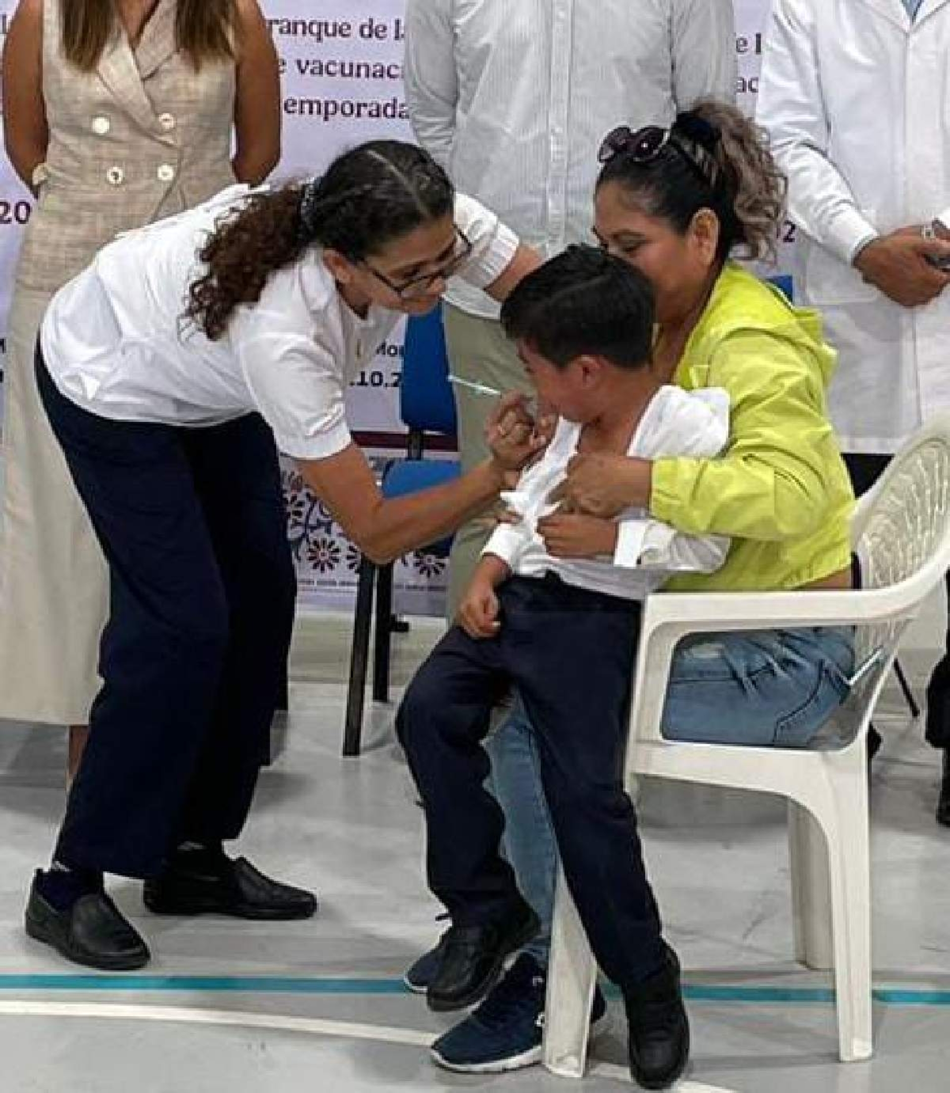 Exhortan a aplicarse vacunas contra influenza y covid