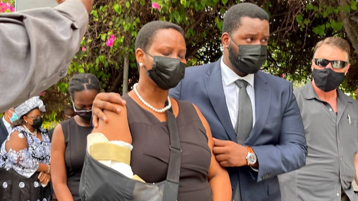 Primera dama de Haití asiste al funeral de su esposo Jovenel Moise
