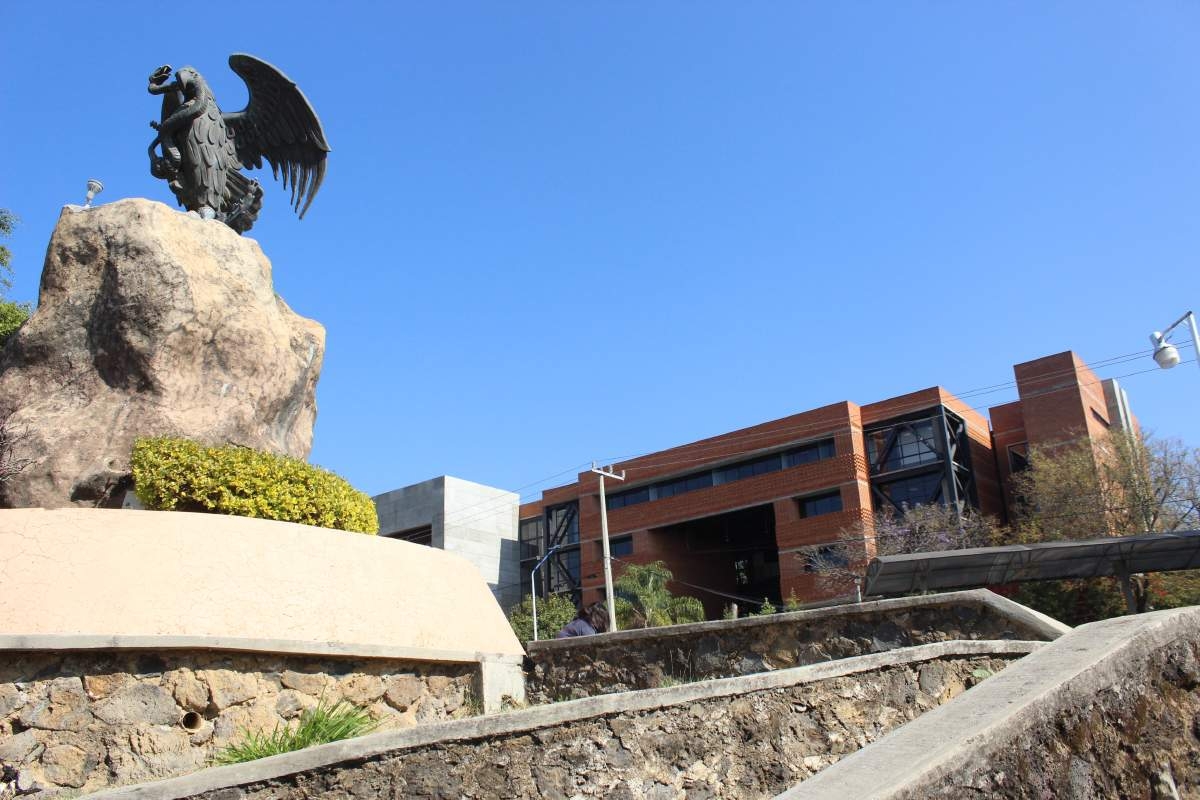 Miles de alumnos aún carecen de instalaciones adecuadas