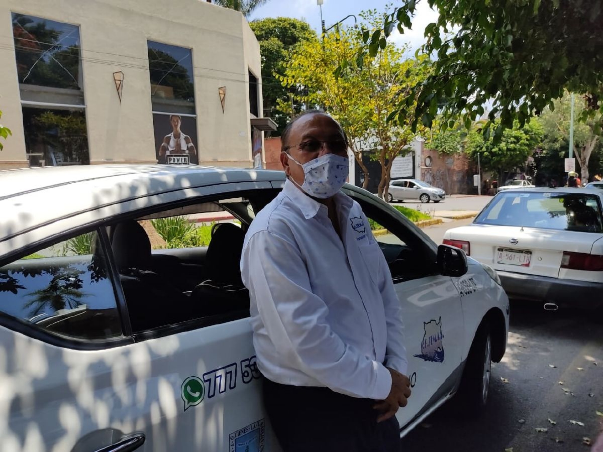 En su taxi lleva cubrebocas por cualquier emergencia
