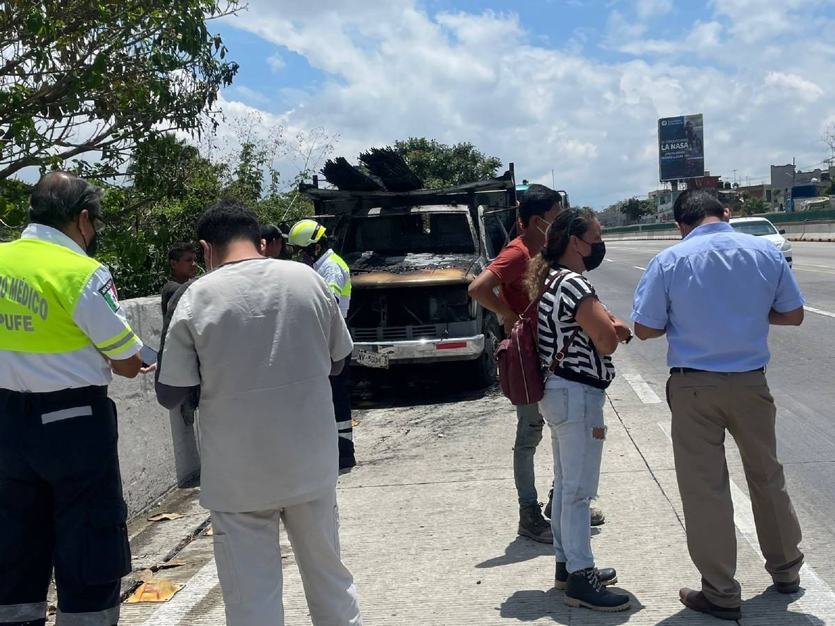 Se incendia una camioneta en el Paso Exprés