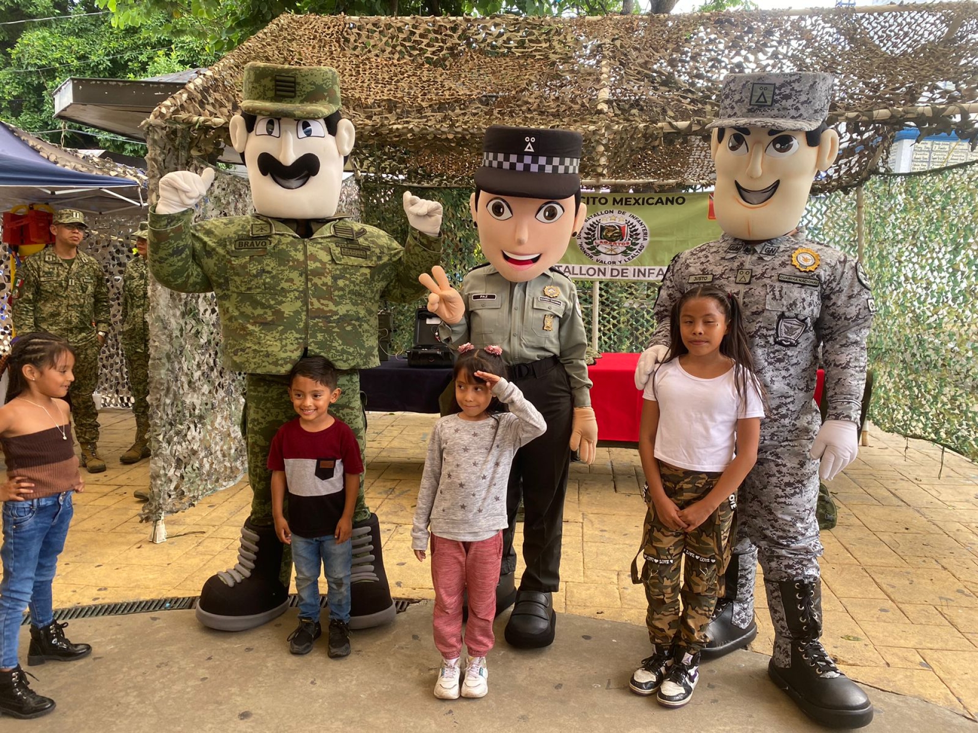 Instalan exposición militar en el zócalo de Emiliano Zapata