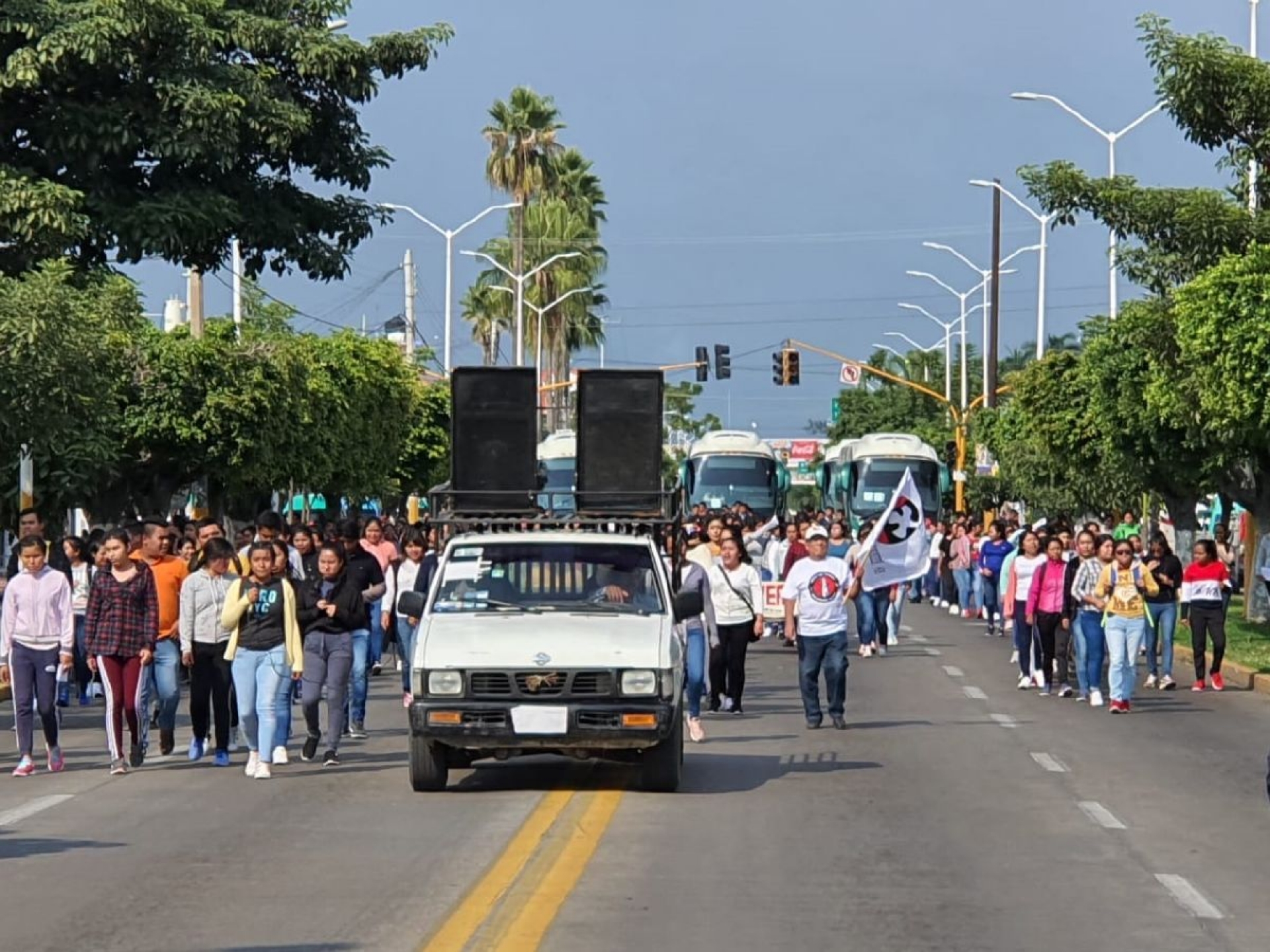 Normalistas de Amilcingo marchan por calles de Cuautla