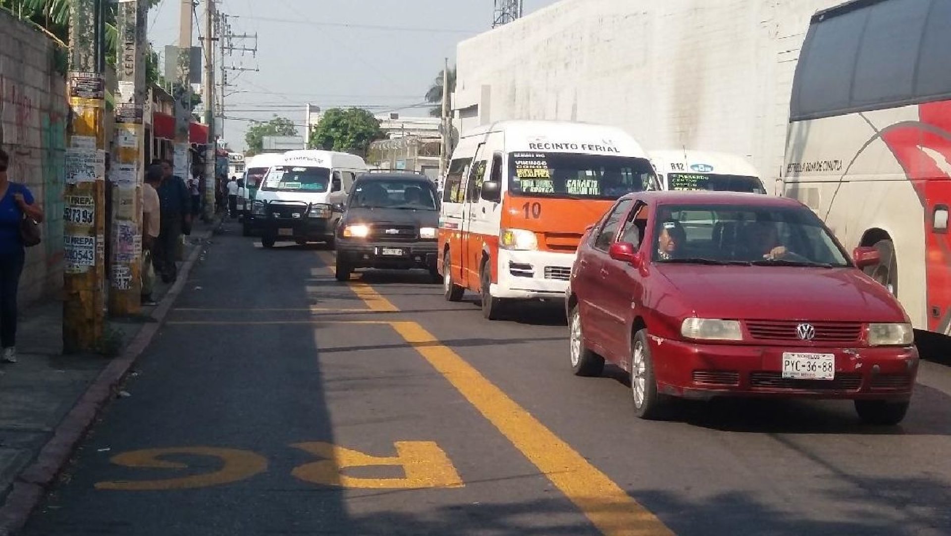 Ante anarquía, buscan regularizar paraderos de colectivas