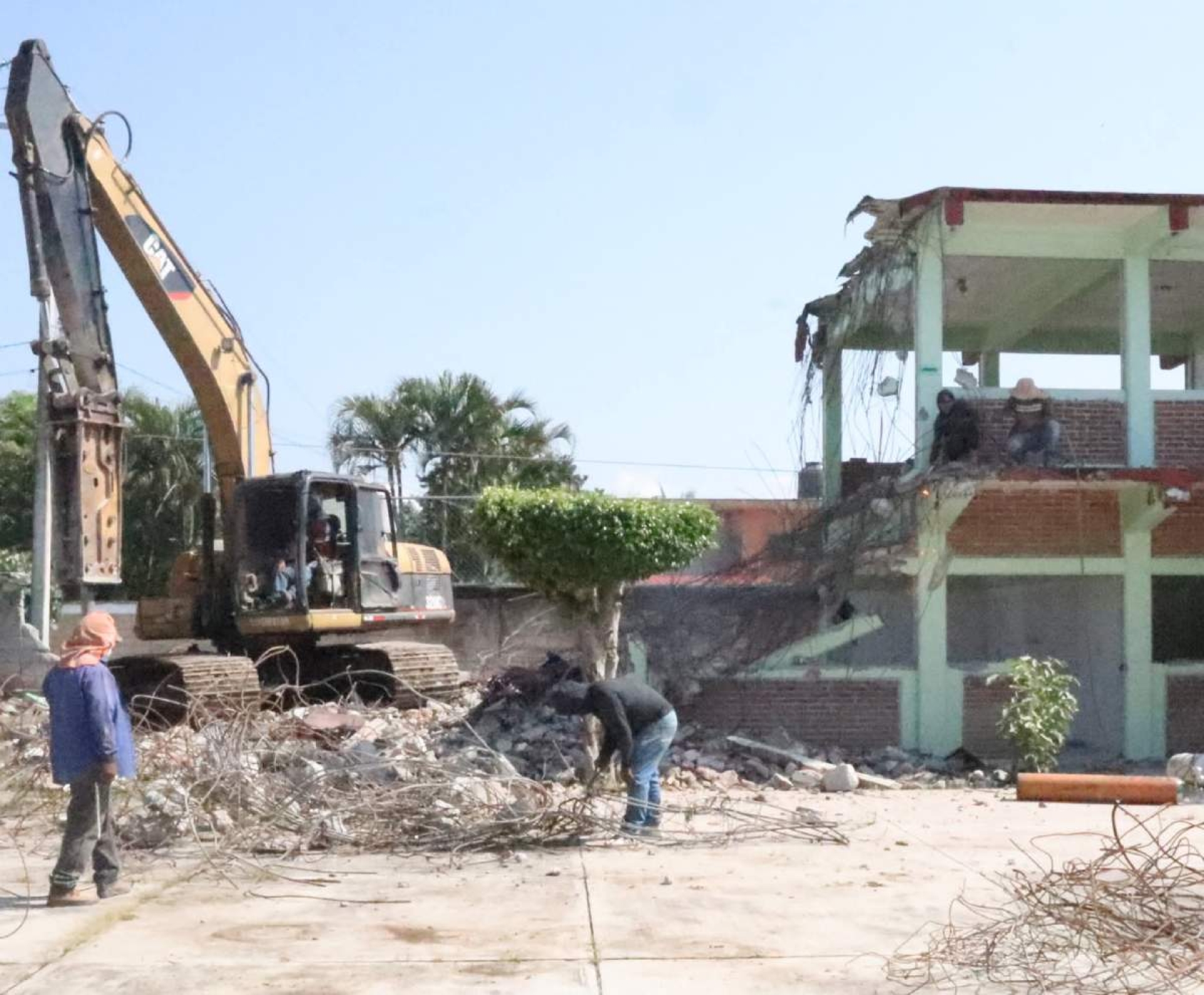 Inician demolición de secundaria en Mazatepec