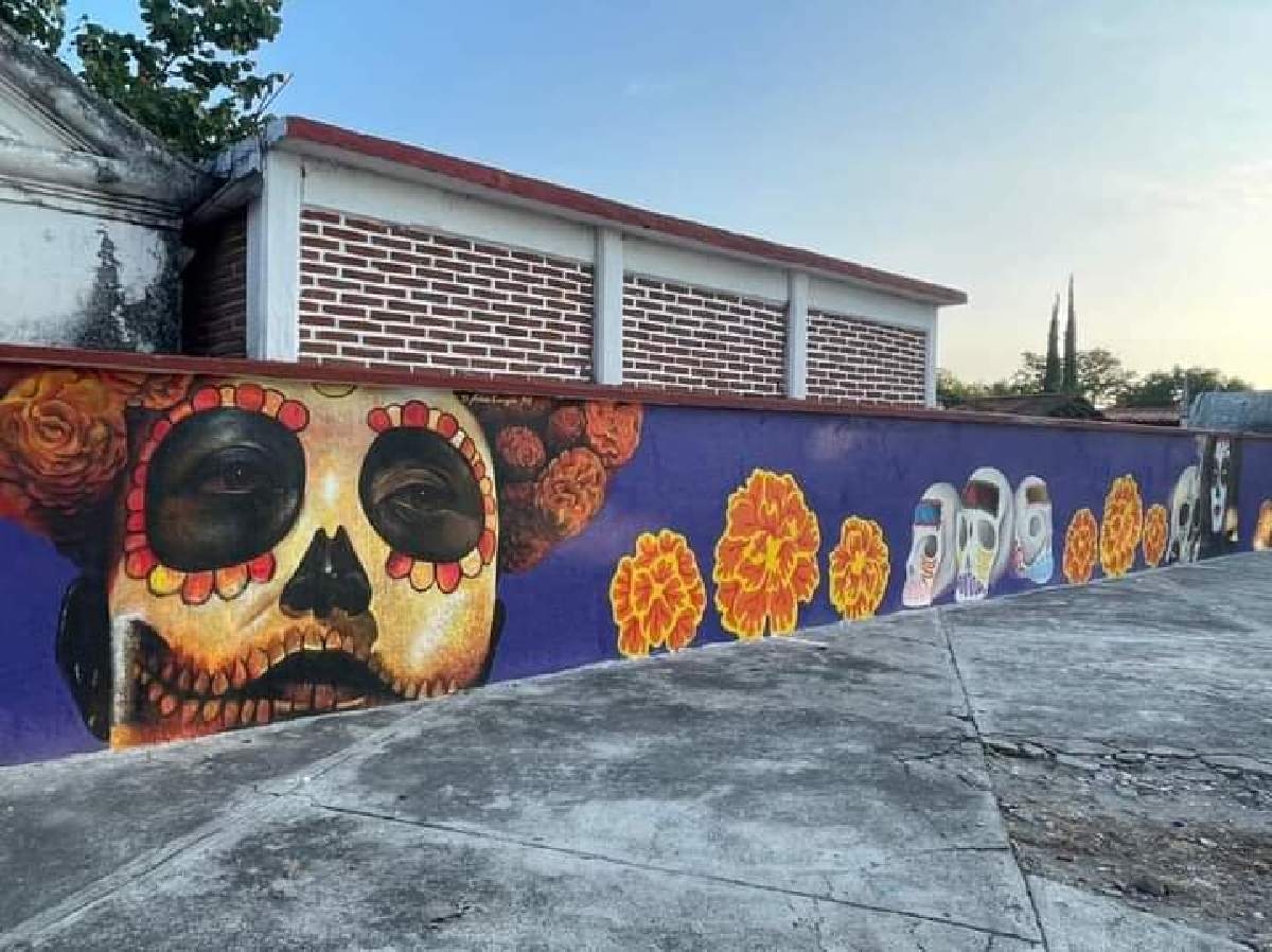 Trabajan en mural de Día de Muertos en panteón de Tetecala