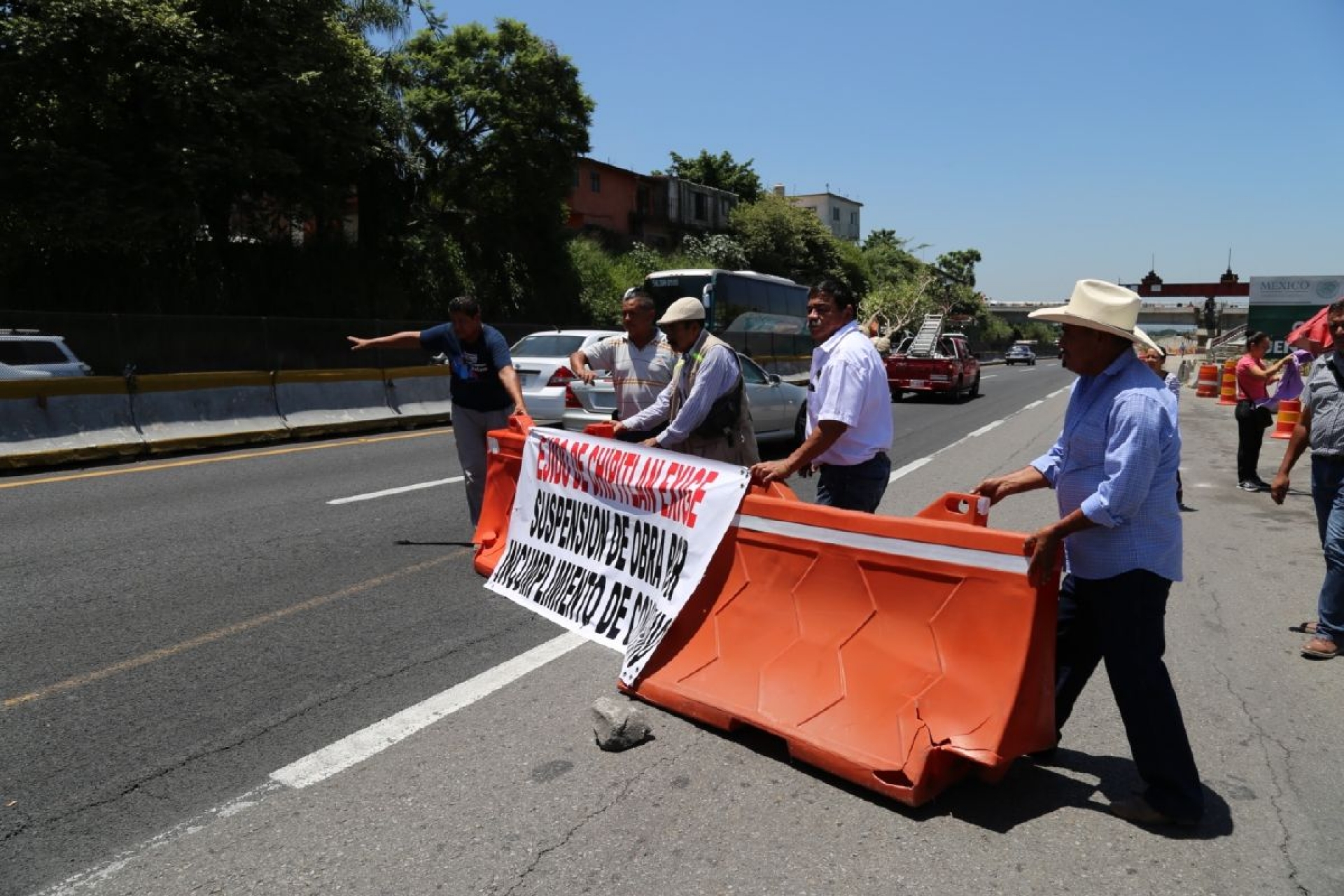 Ejidatarios de Chipitlán paralizan obra del puente Apatlaco