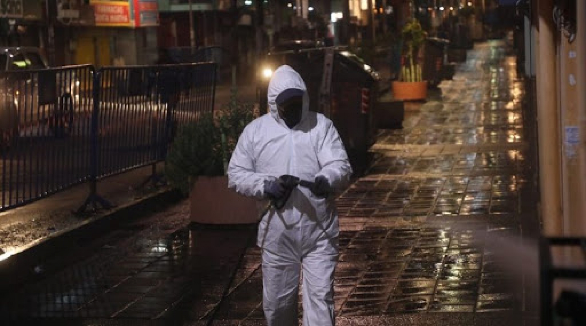 Mantienen desinfección de espacios públicos en el poniente