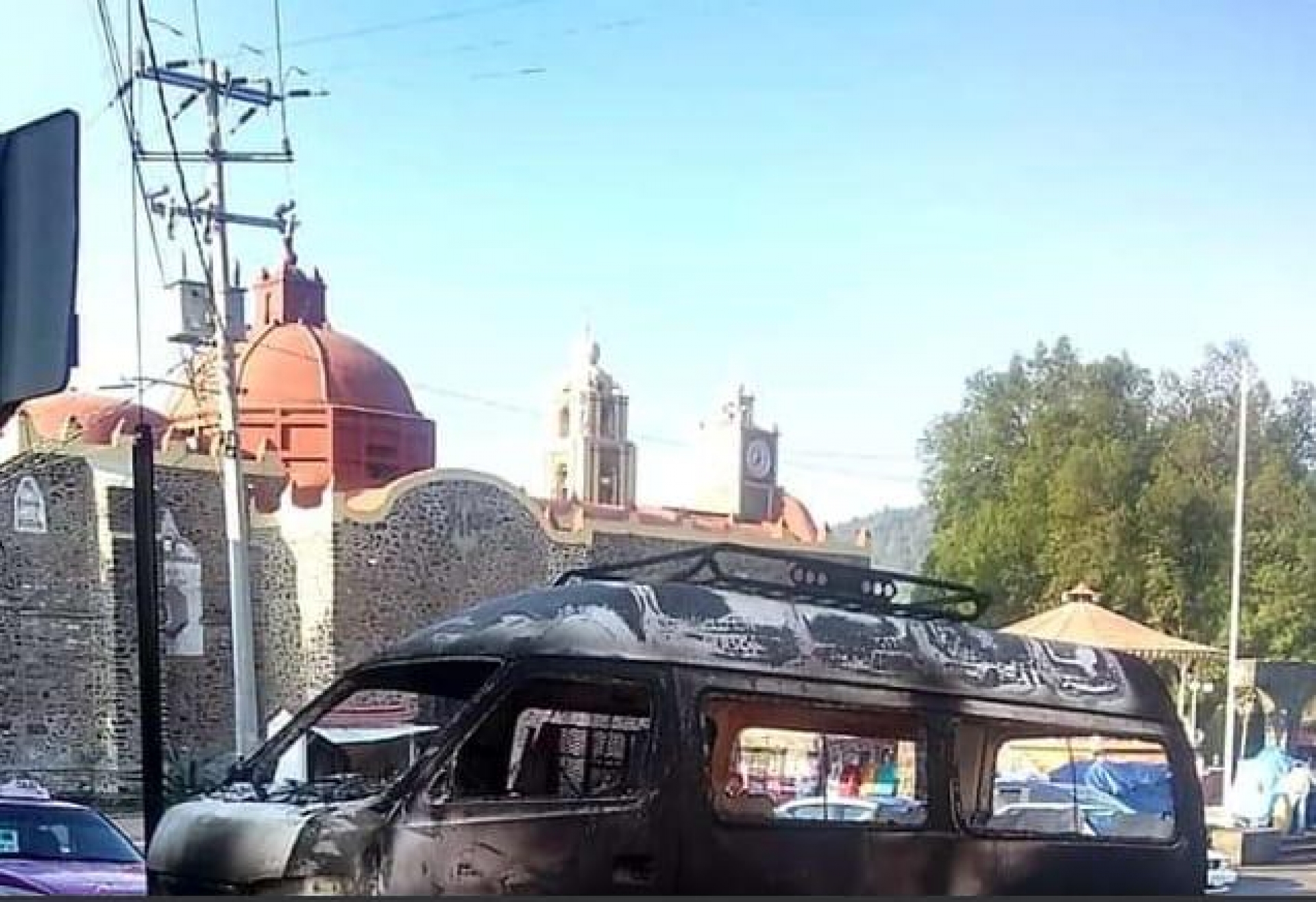 Incendian afueras de alcaldía y vehículo, en Huitzilac; un hombre falleció